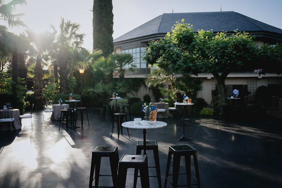 El Atrio · terraza con mesas altas de cóctel al atardecer