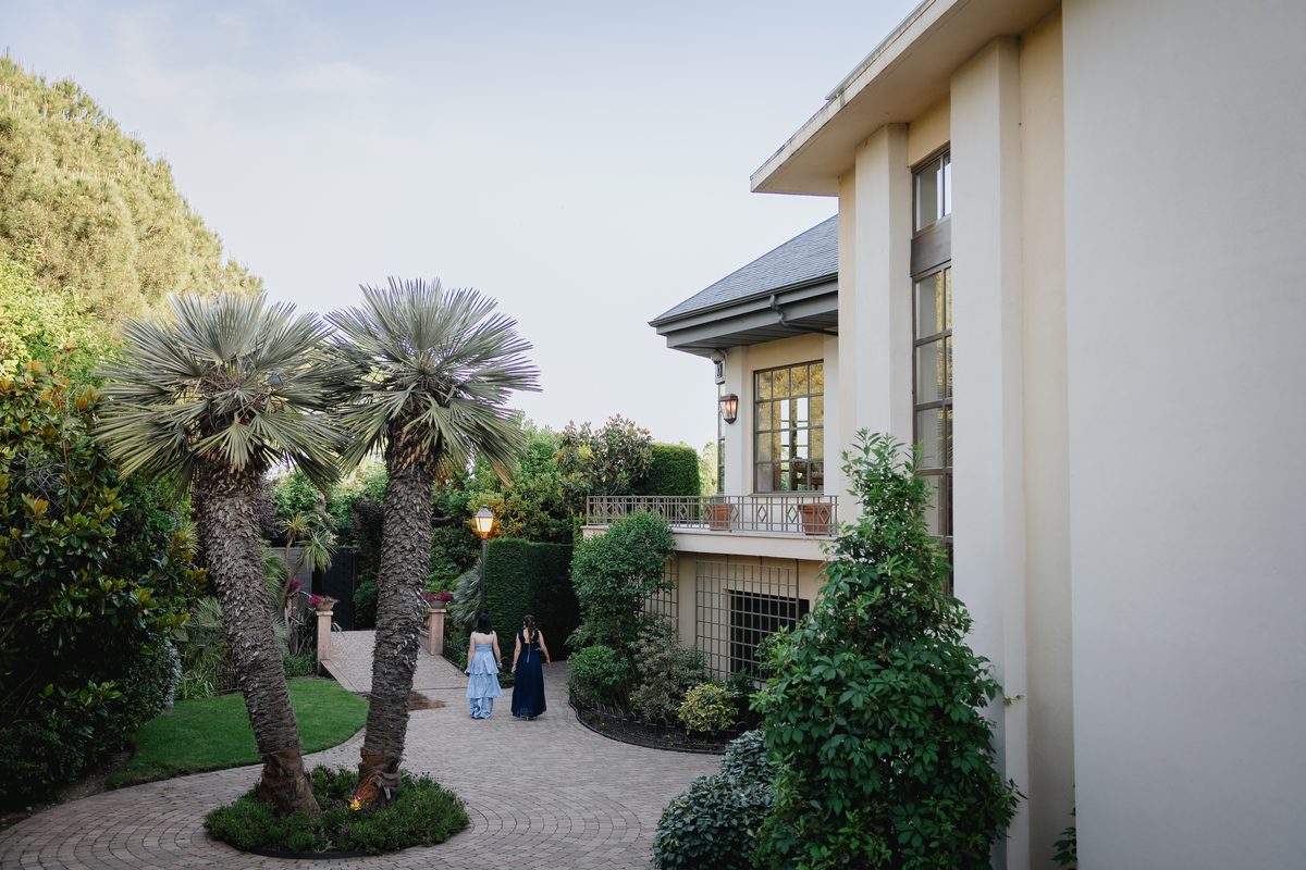 El Atrio · jardines con palmeras junto al edificio