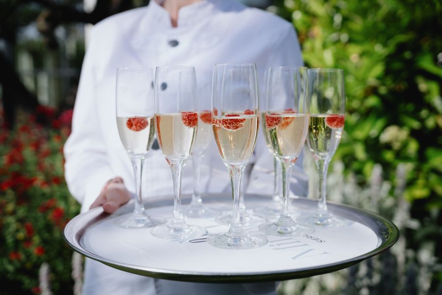 Brindis con copas de cava en el jardín de Finca Miravalle, ideal para cumpleaños y aniversarios