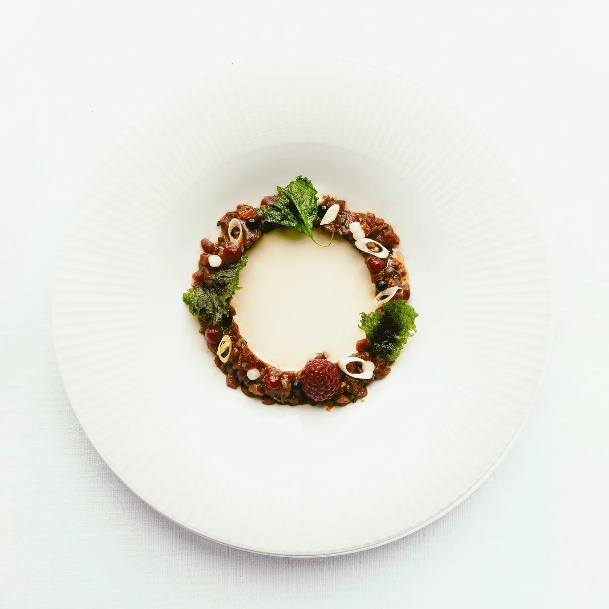 Plato de autor en corona, minimalista