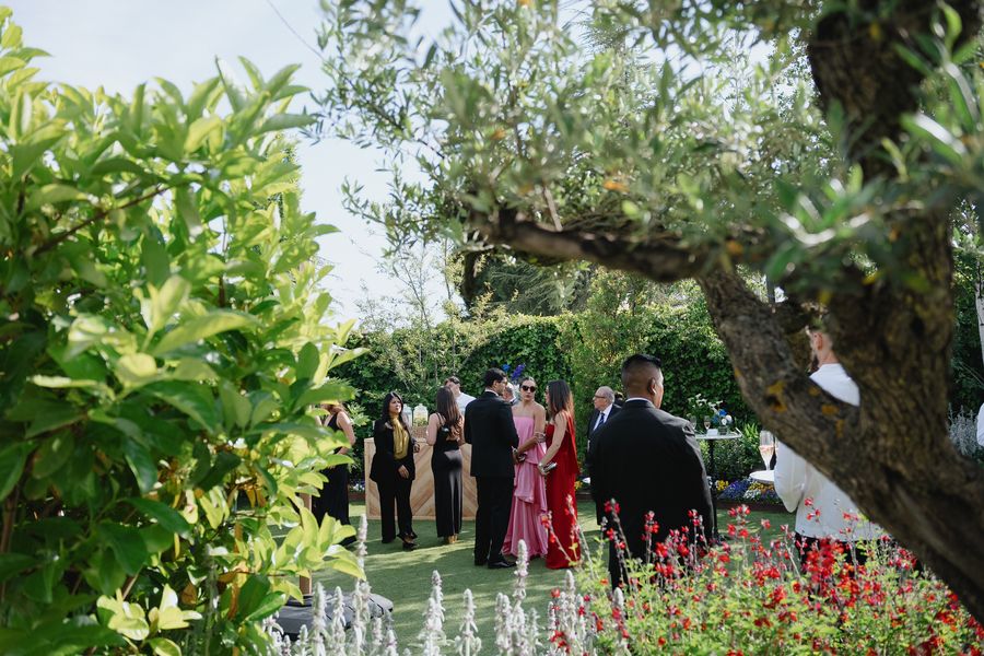 Invitados en el jardín durante el cóctel de una boda