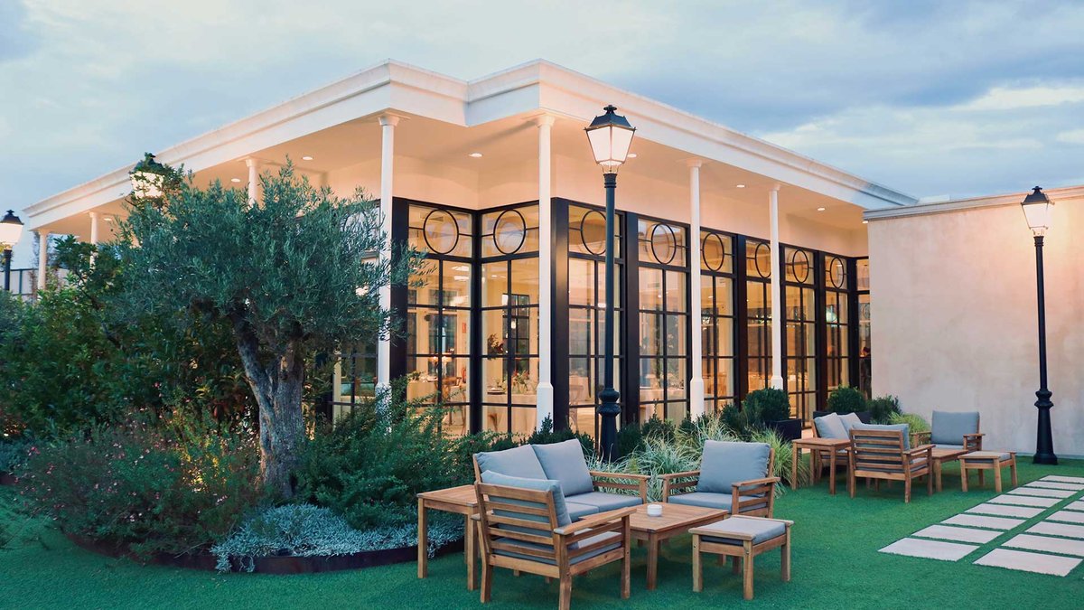 La Galería · cristalera con jardines